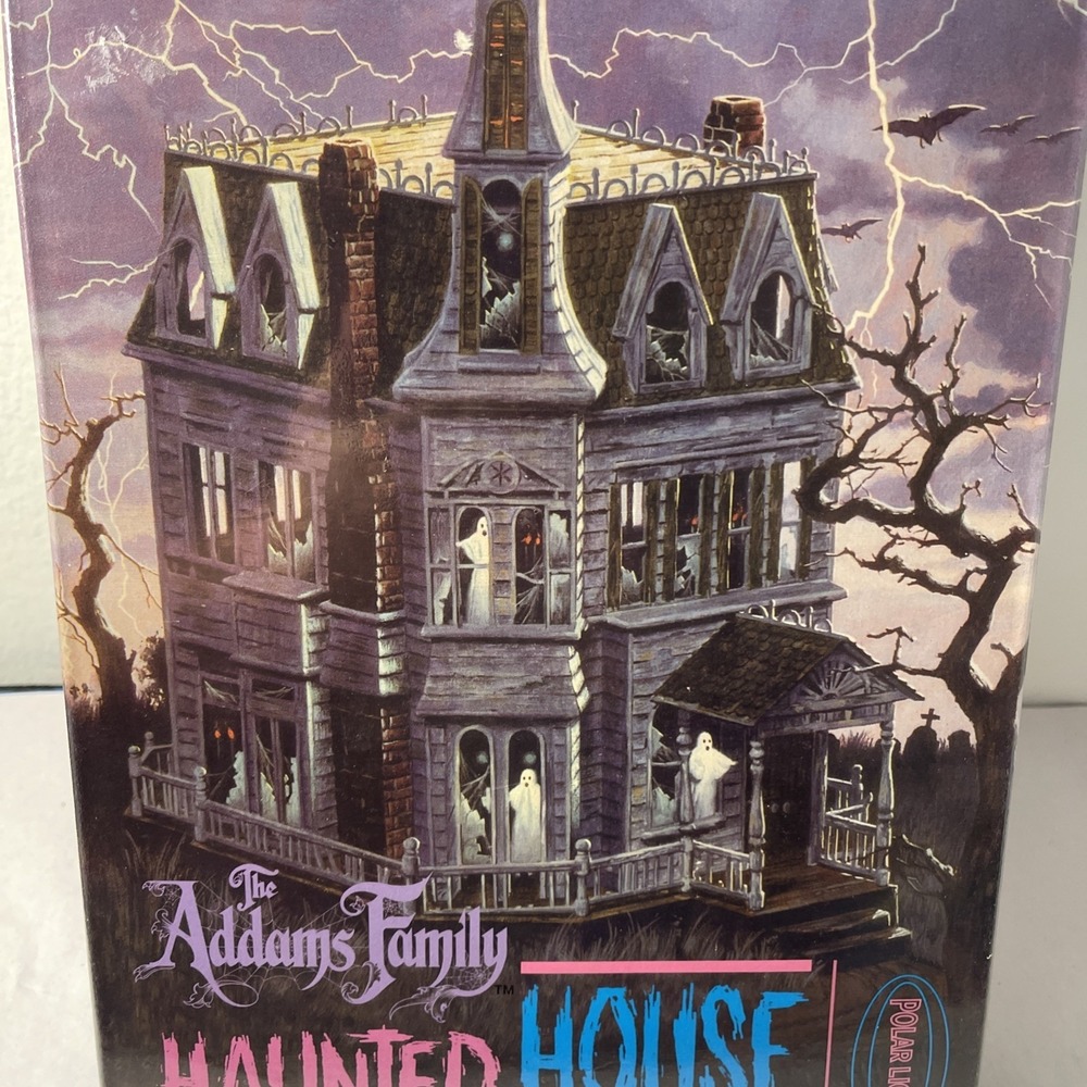 Polar Lights The Addams Family Haunted House with Ghosts Model Kit 5001 New - Picture 3 of 12